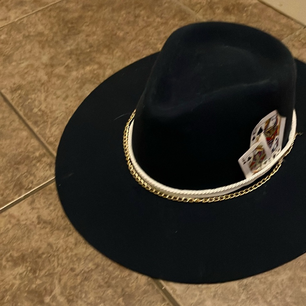 This is a great felt cowgirl  hat